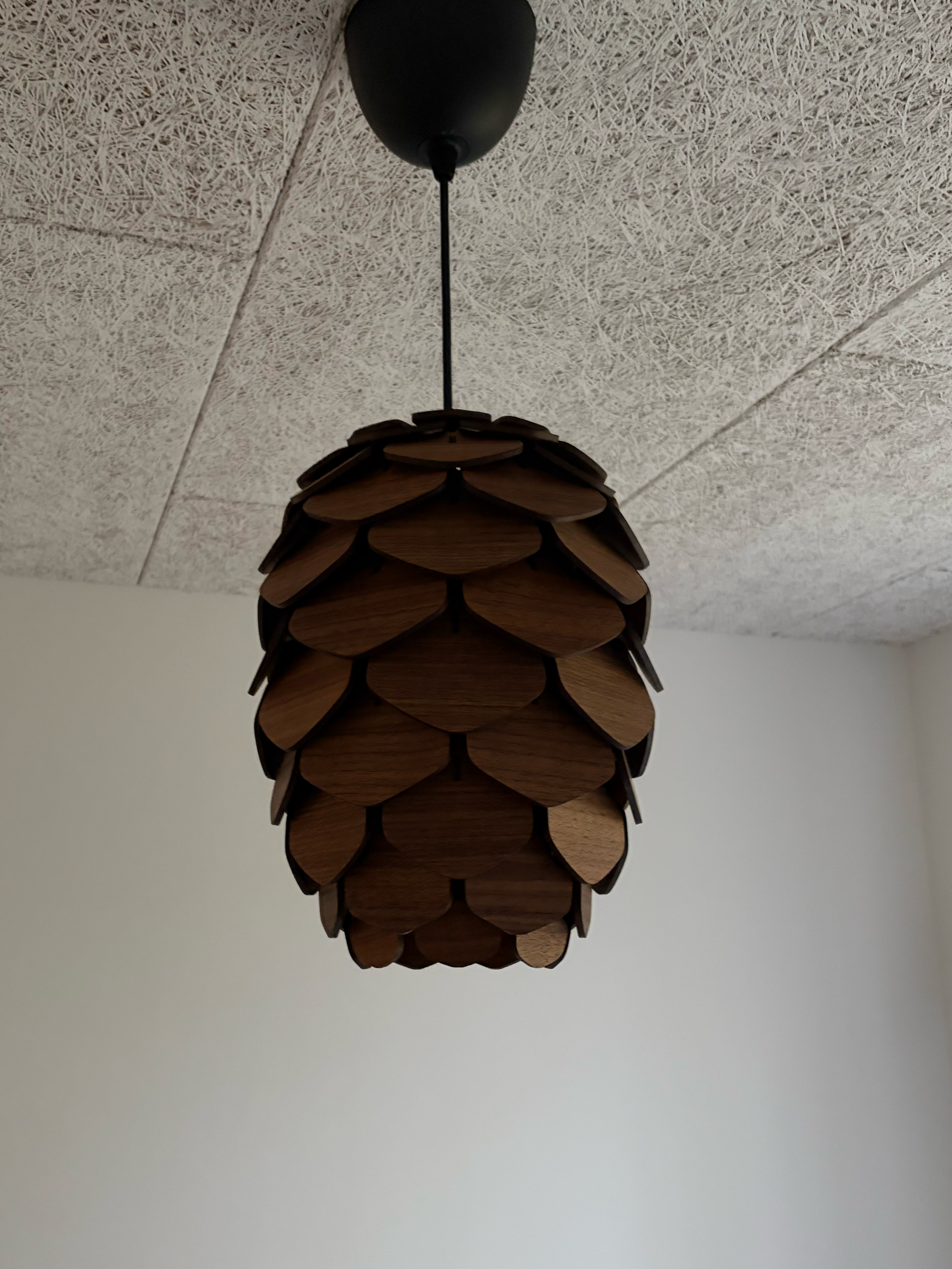 Pinjekogle Lampe