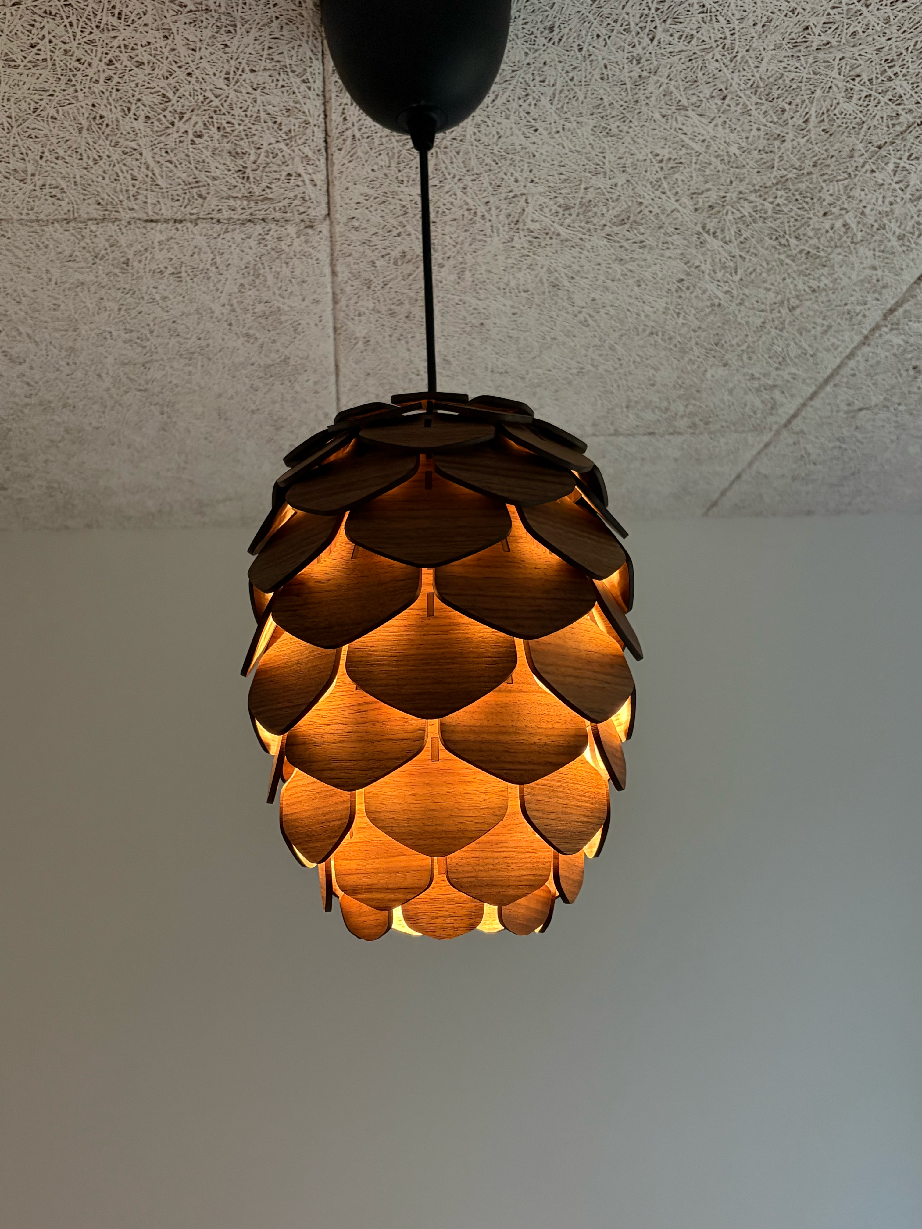 Pinjekogle Lampe