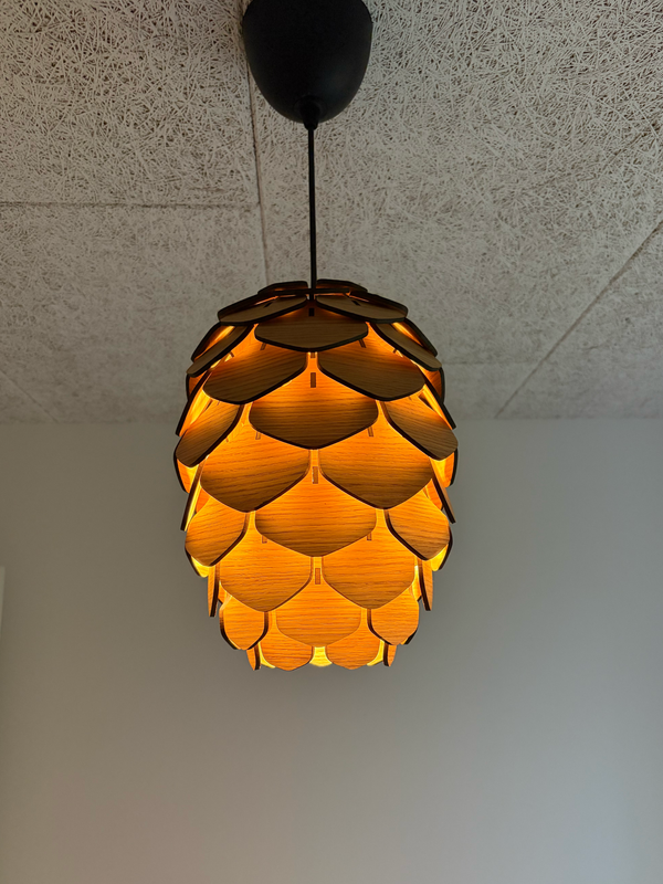 Pinjekogle Lampe