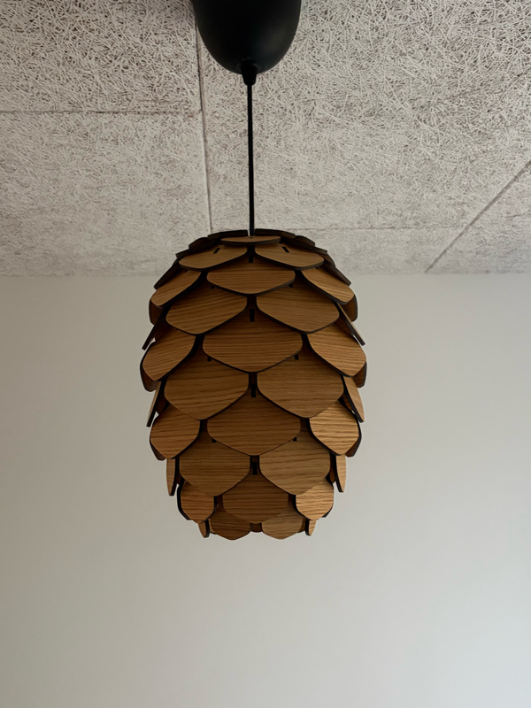 Pinjekogle Lampe